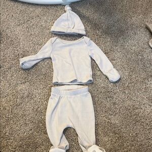 Adorable Baby Outfit Set in Light Gray